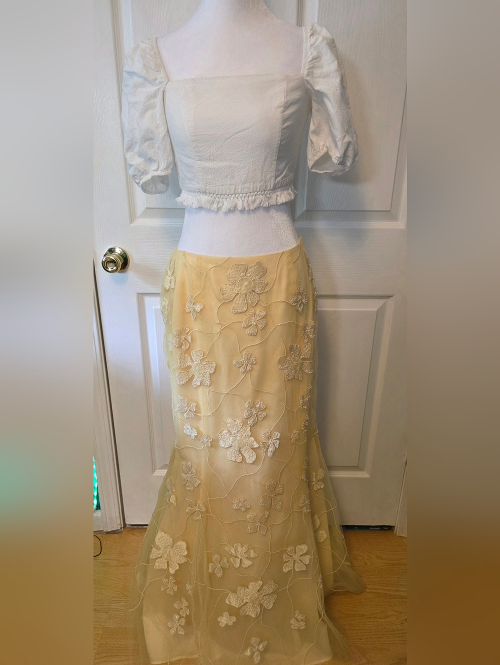 Shani Cream Embroidered Mesh Maxi Skirt Size 4 Romantic Floral Mermaid Hem - Picture 2 of 8
